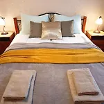 Apartmán Old Town Retreat With Stunning Cathedral Views Two Bedroom