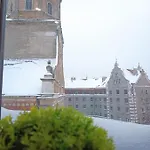 Apartmán Old Town Retreat With Stunning Cathedral Views Two Bedroom *