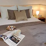 Old Town Retreat With Stunning Cathedral Views Two Bedroom Apartmán