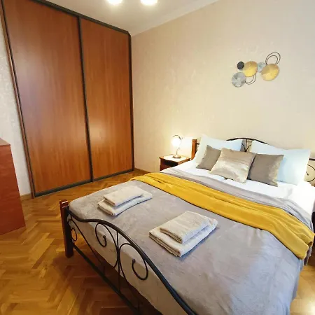 아파트 Old Town Retreat With Stunning Cathedral Views 2 Bedroom *