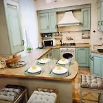 شقة Old Town Retreat With Stunning Cathedral Views Two Bedroom *
