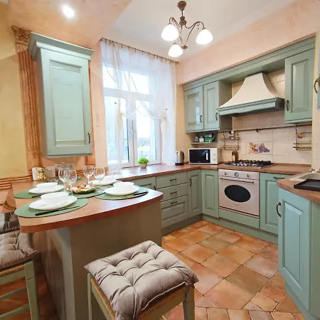 Old Town Retreat With Stunning Cathedral Views Two Bedroom *