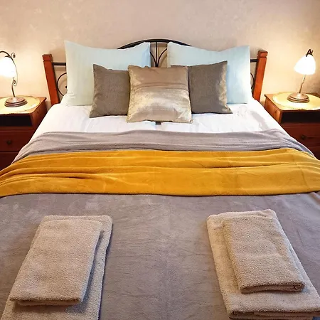 아파트 Old Town Retreat With Stunning Cathedral Views Two Bedroom